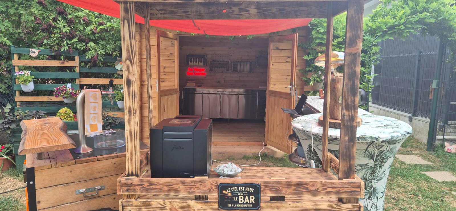 Bar installé pour une réception au Verger des Louves