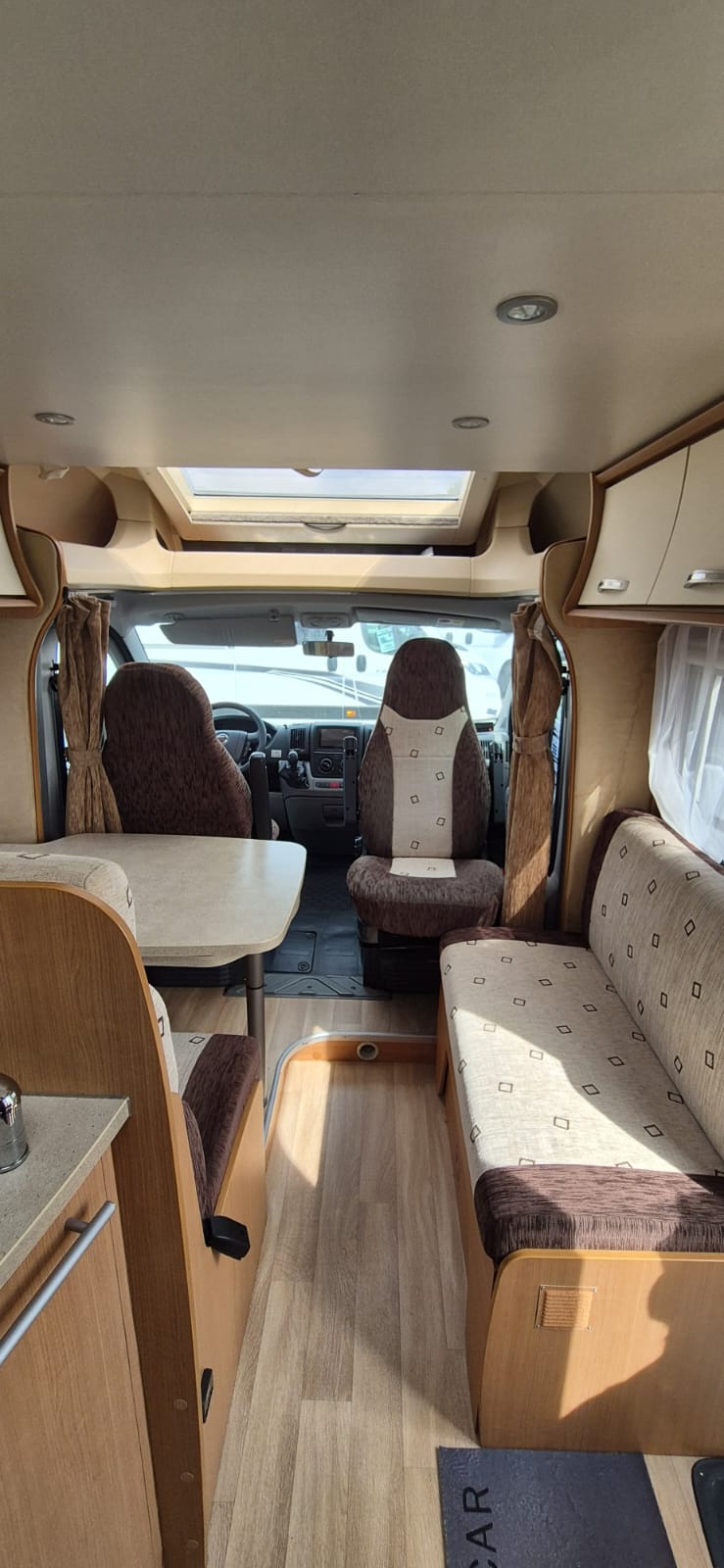 Espace de vie lumineux du camping-car Wako