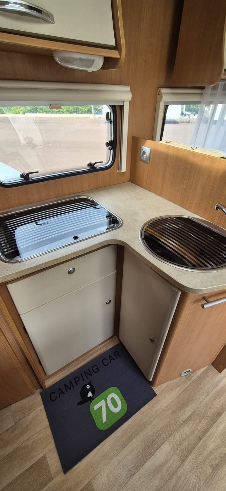 Cuisine équipée avec évier et plaques du camping-car Wako
