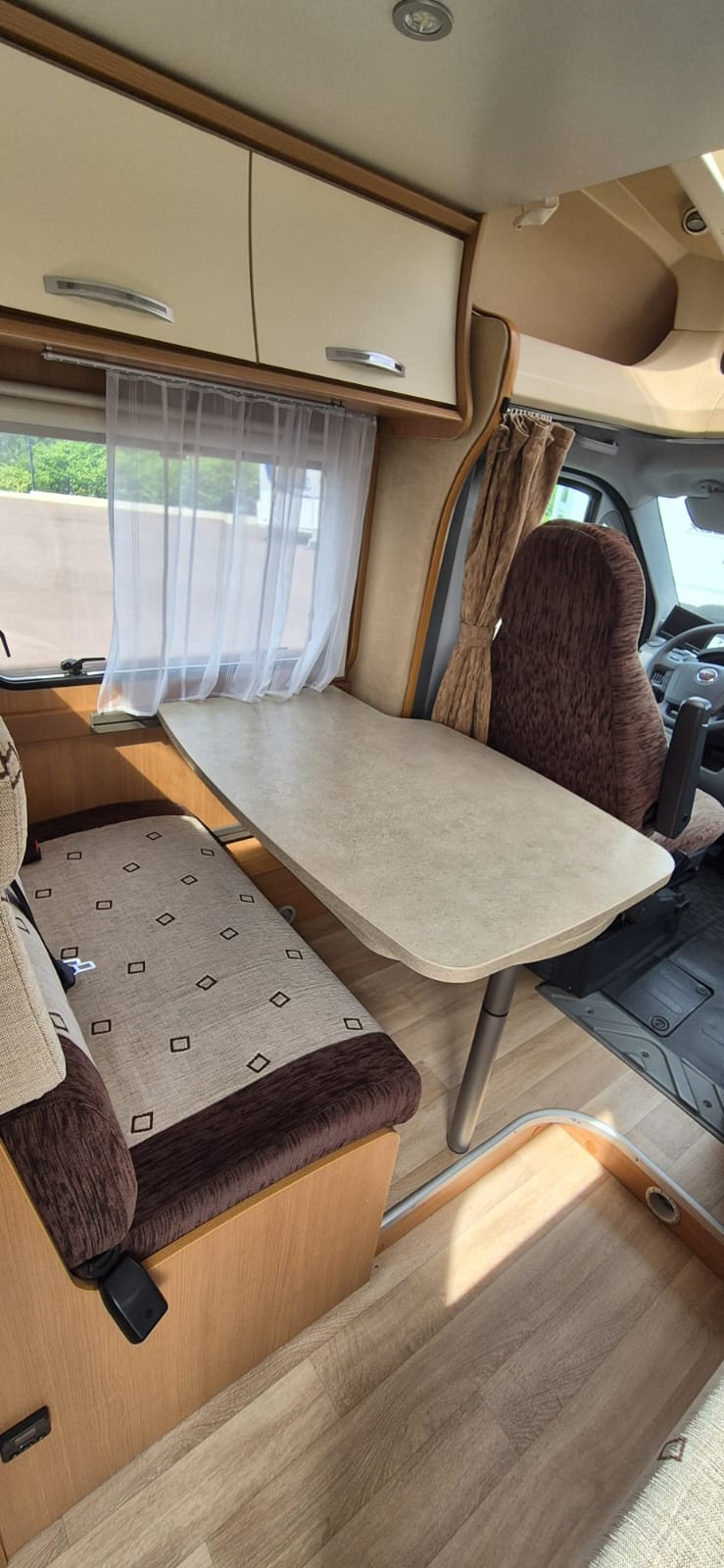 Coin repas convivial du camping-car Wako