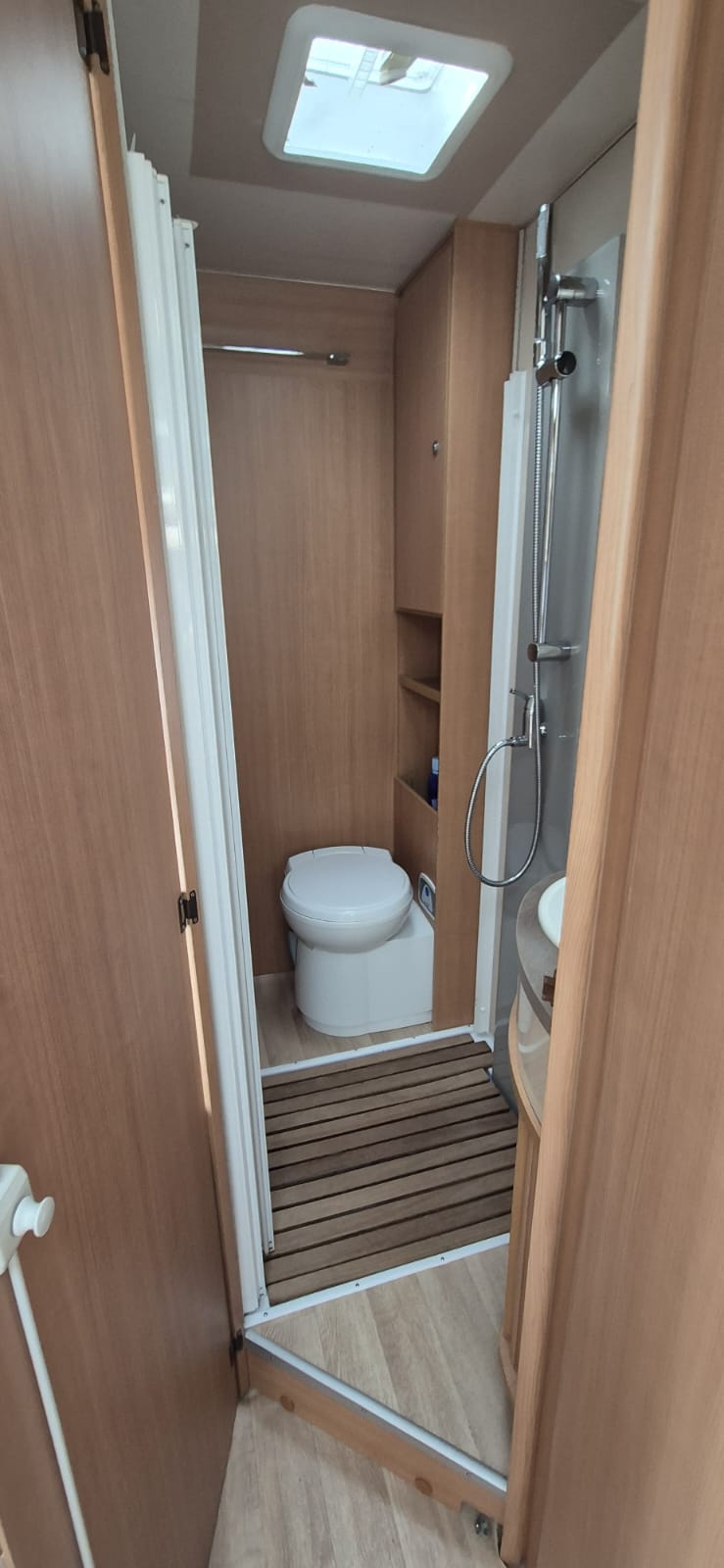 Salle d’eau avec douche et WC du camping-car Wako