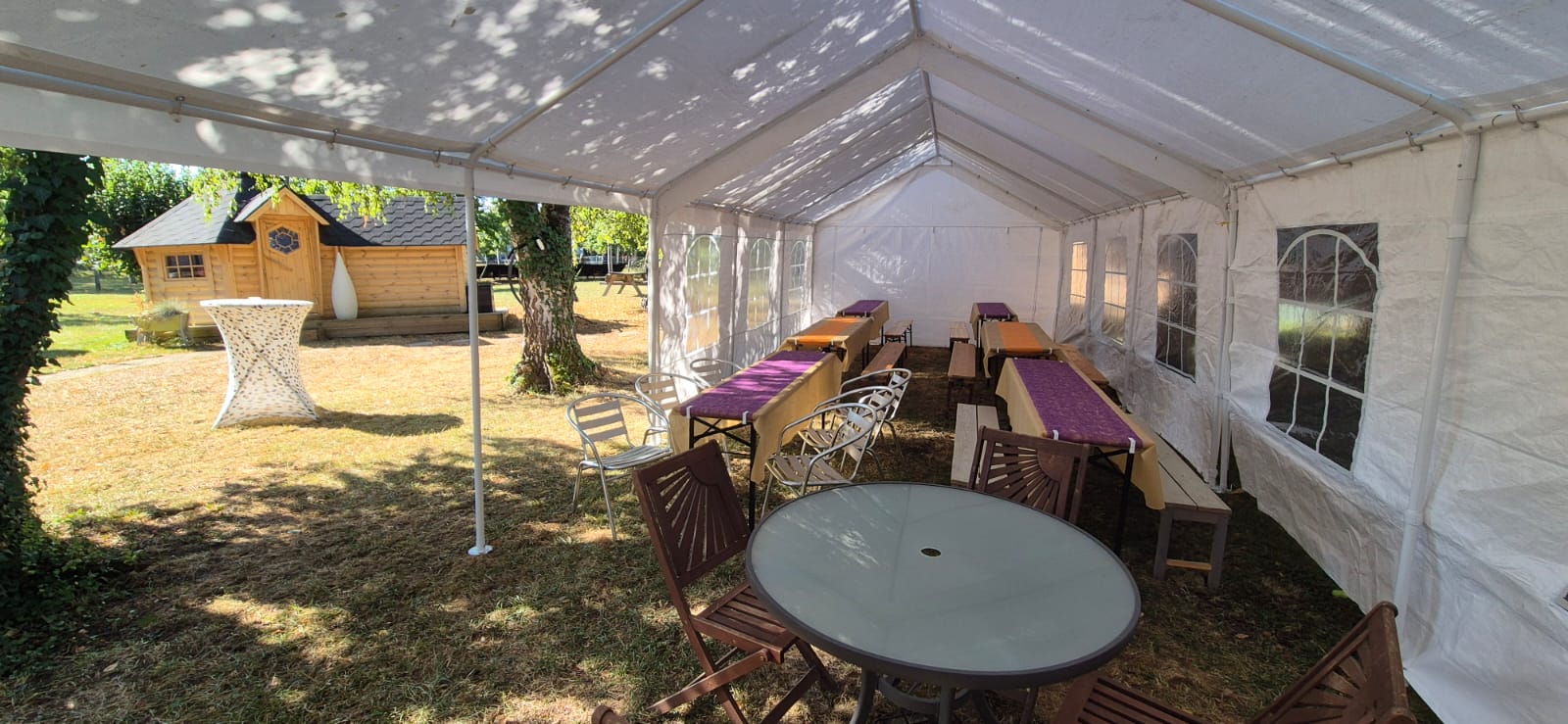 Tables et espaces de réception sous le chapiteau