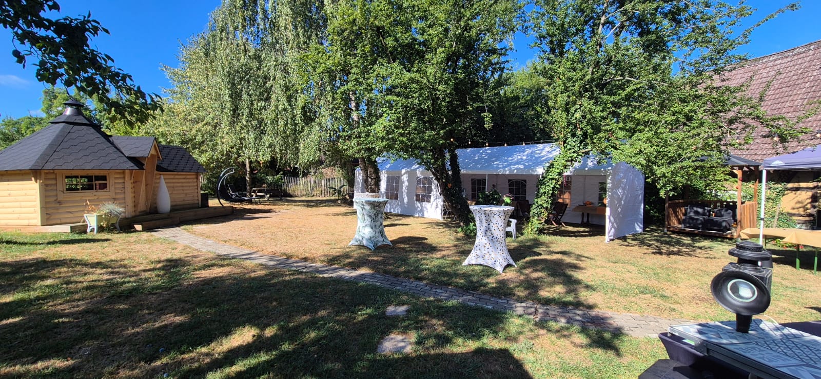 Vue d'ensemble des chapiteaux et du verger aménagé