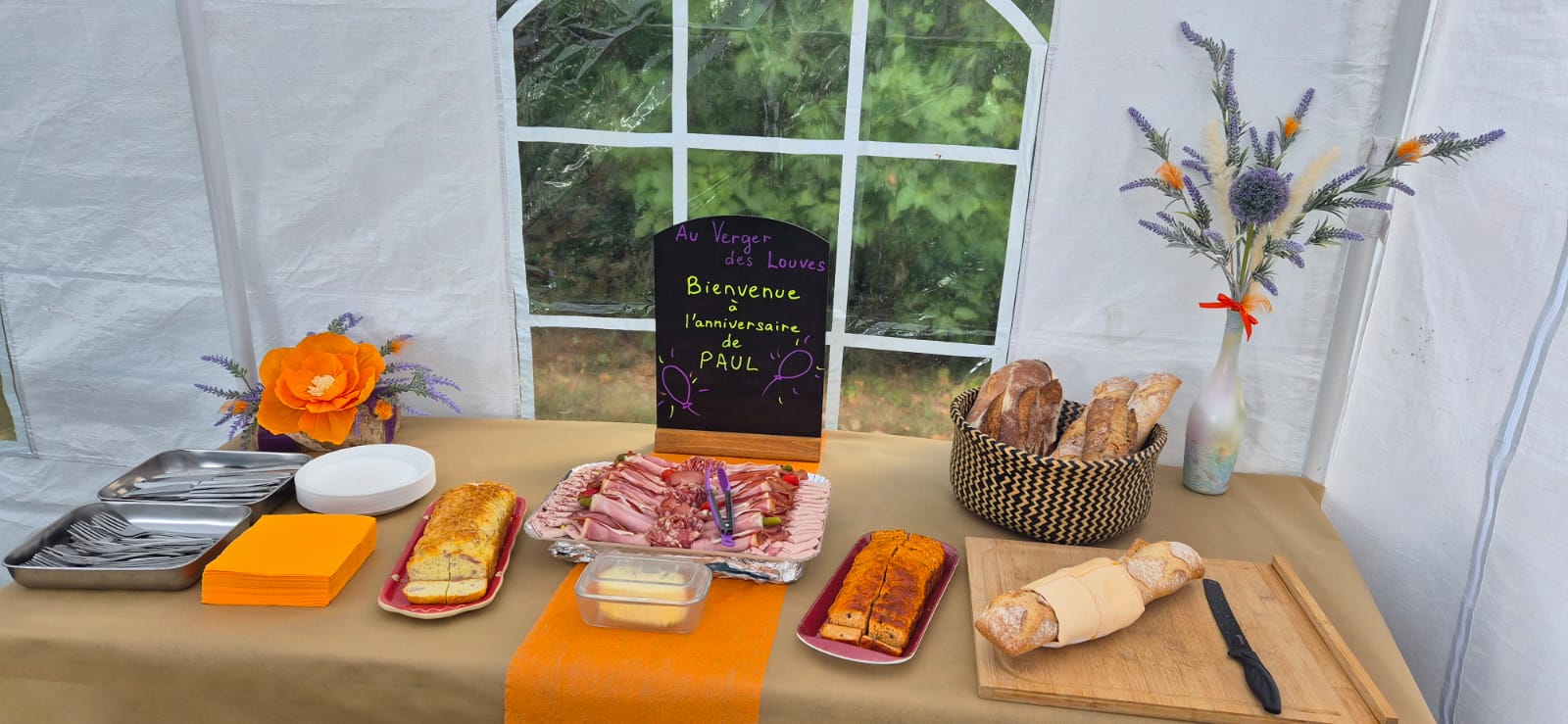 Buffet d'anniversaire présenté sous le chapiteau